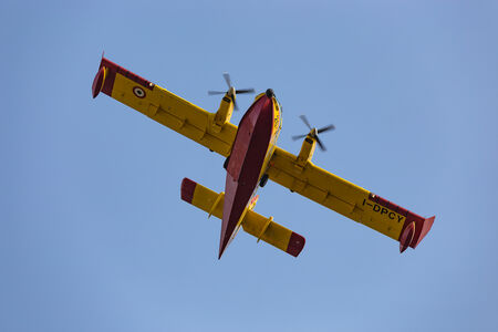 Canadair in volo durante l'incendio della Pineta di Castel Fusano 2017