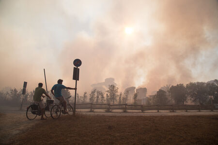 2 spectators on bikes during the fire in Castel Fusano in 2017