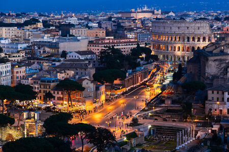 Vista dei Fori Imperiali e il Colosseo, dopo il tramonto, Roma