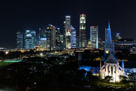 Vista nottorna della City di Singapore