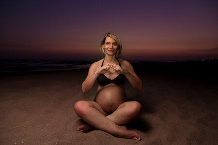 Ritratto zen, di donna incinta, al mare, dopo il tramonto